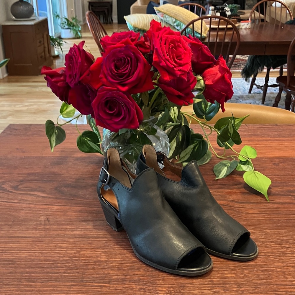 Lucky Brand Peep toe Black leather heeled sandals